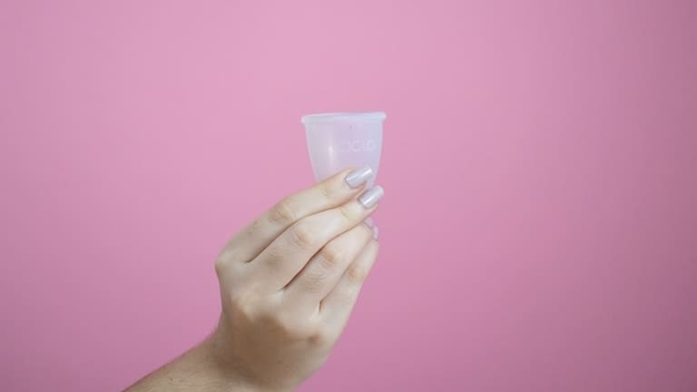 Copa menstrual de silicona médica de alta calidad para sangrado normal o abundante copa menstrual con cepillo de limpieza y bolsa Tamaño: L sin BPA Color: Azul 